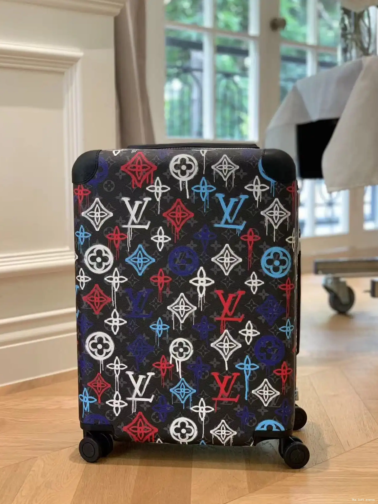 37L GRAFFITI CUSTOM SUITCASE HORIZON CABIN 55 0518